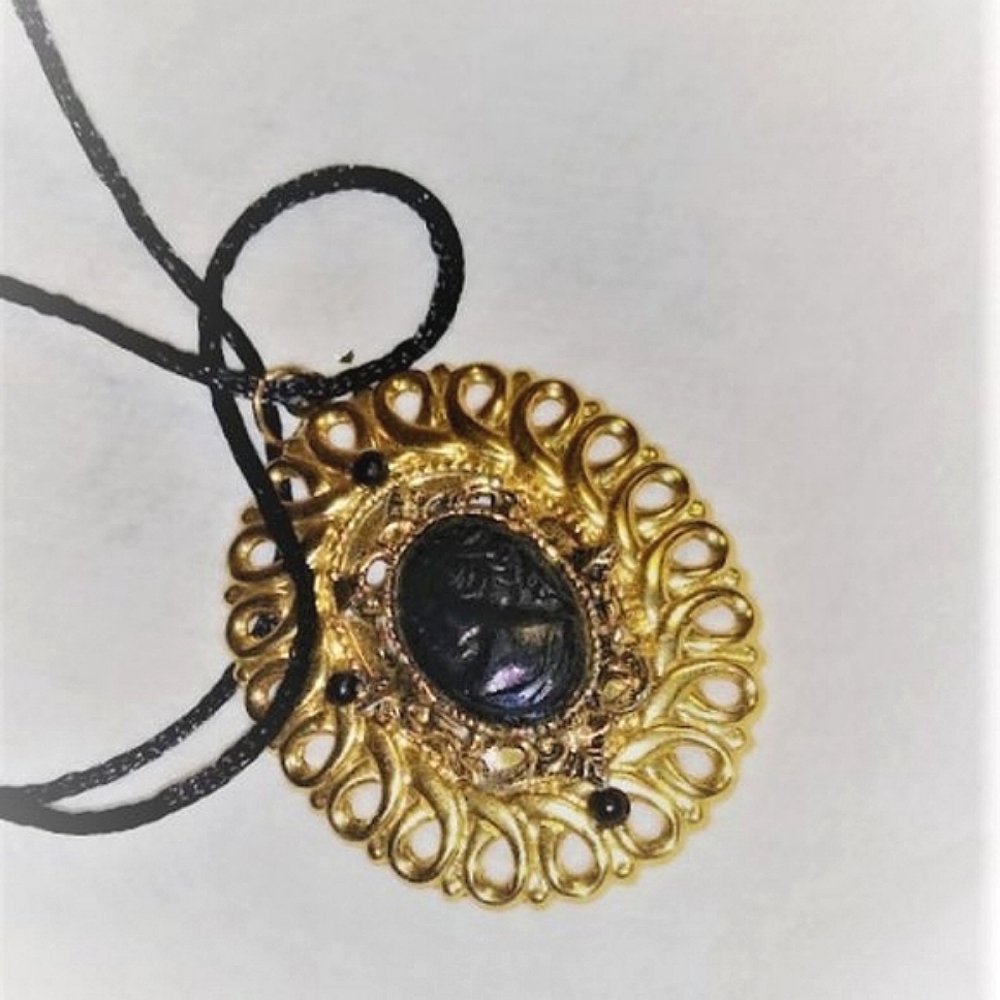 Black Right-Faced Victorian Style Cameo Pendant + FREE Ring - Picture 4 of 16